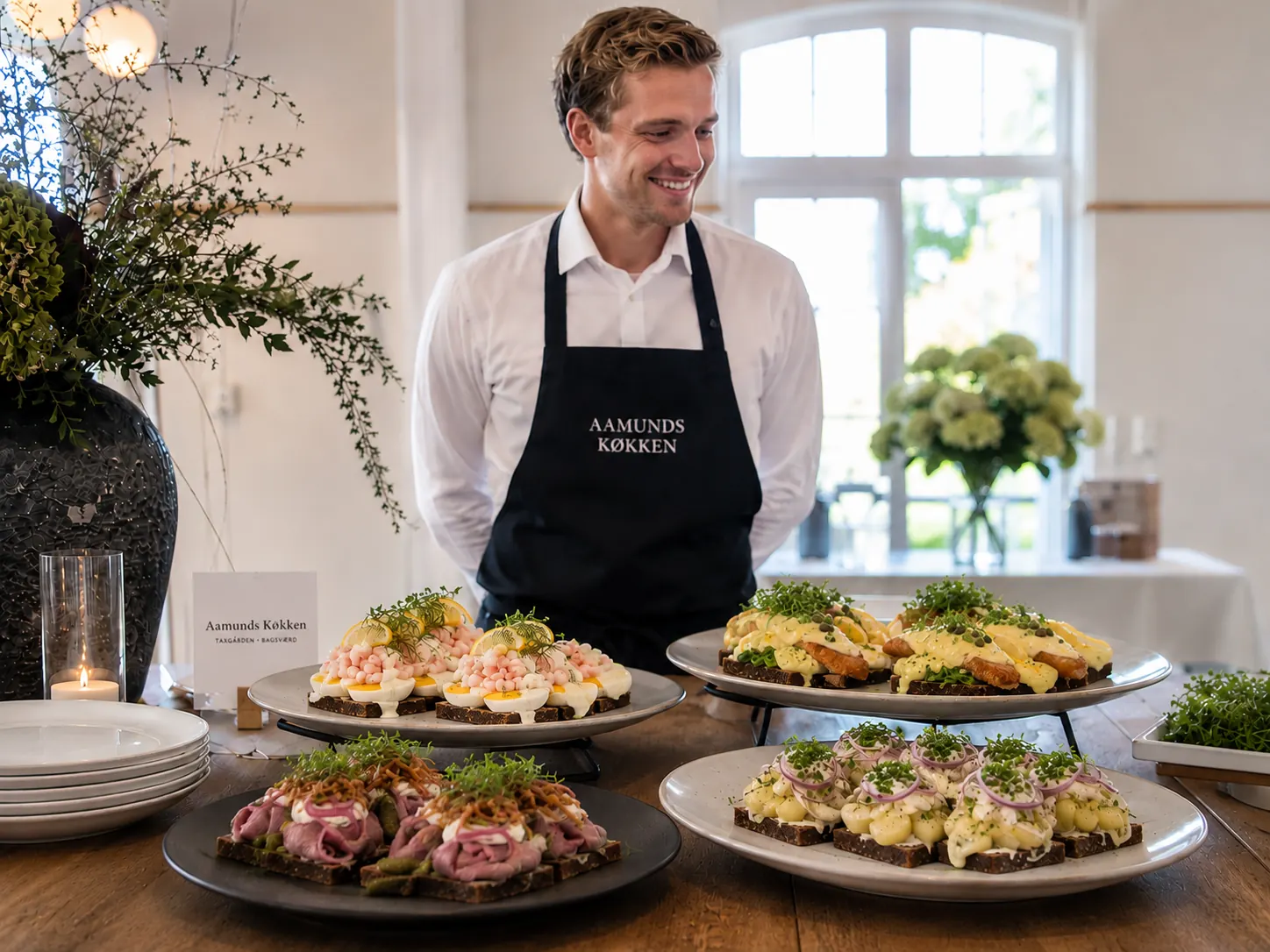 Anrettet smørrebrød til mindehøjtidelighed i rolige rammer (AI-genereret billede)
